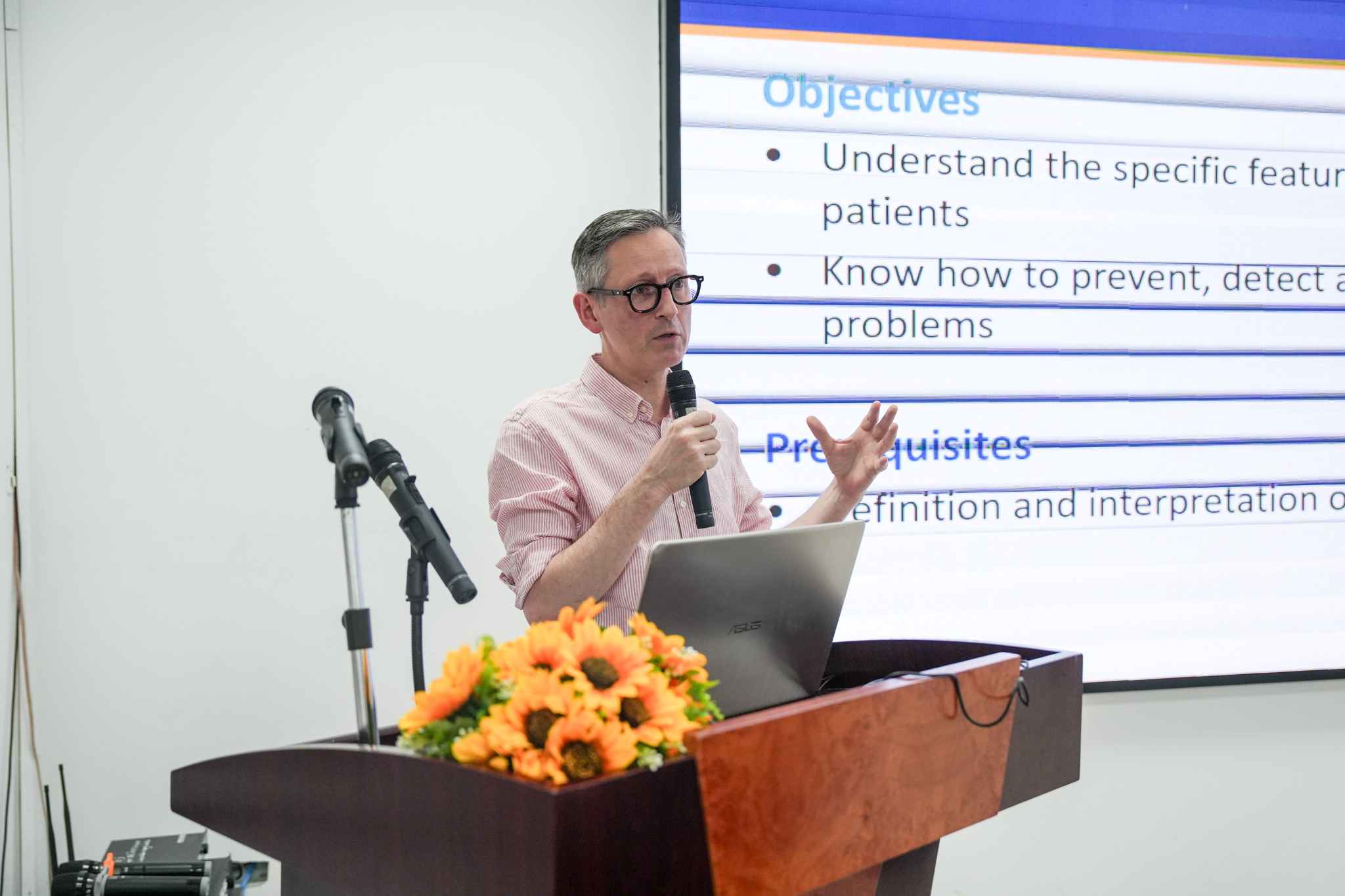 GS. Patrick Hindlet giảng chuyên đề “Chăm sóc dược cho người cao tuổi” tại Trường Đại học Y Dược, ĐHQGHN